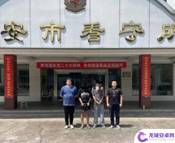 两男子手机店内“飚戏”，手机拿起就跑