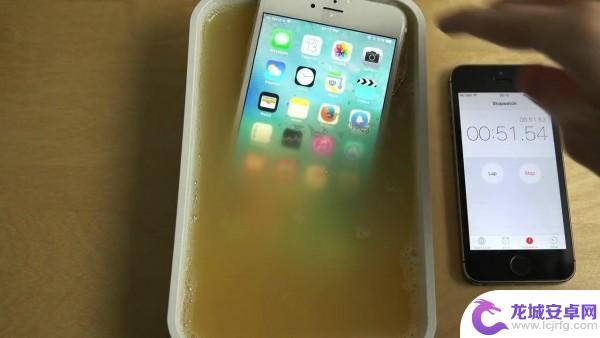 苹果手机掉水里了怎么打捞 苹果手机进水后应该怎么急救