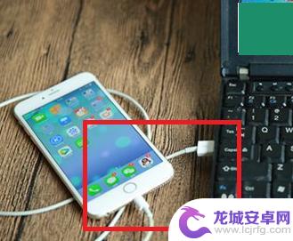 苹果手机如何把照片放在屏幕上 win10无法浏览iphone手机中的照片怎么办