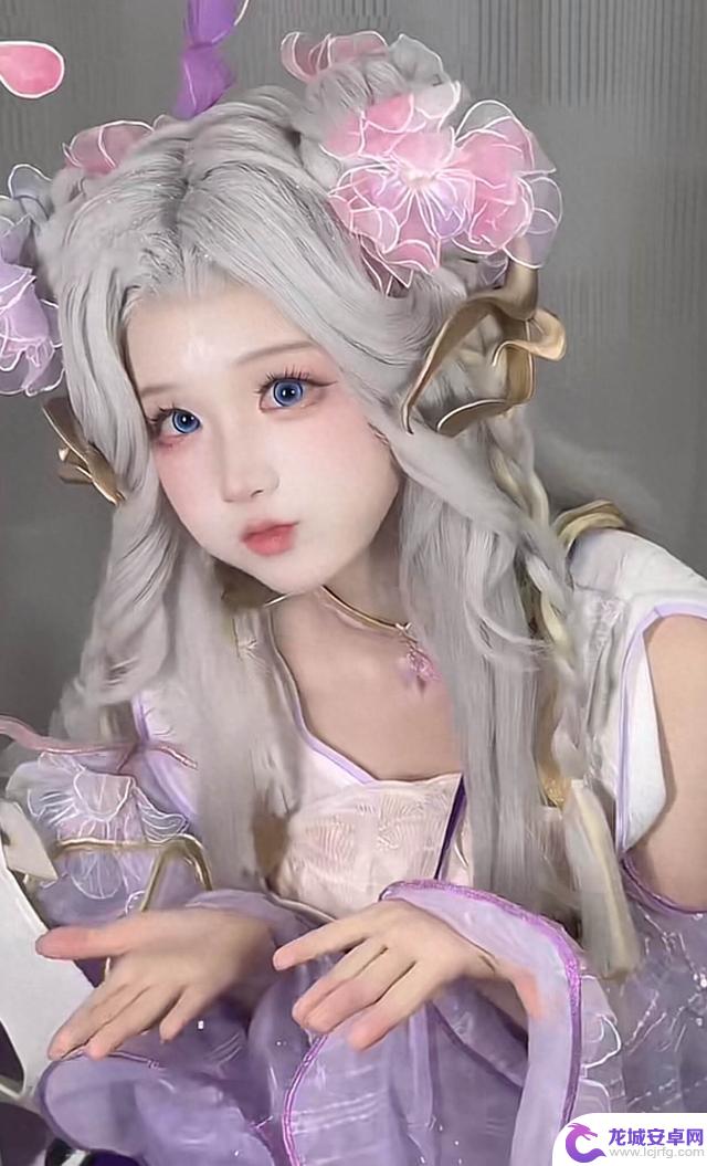 网红coser一天内就推出朵莉亚新皮肤，粉红奶糖风格甜美诱人