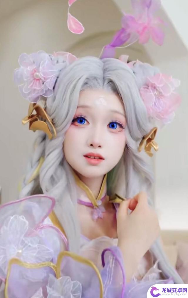 网红coser一天内就推出朵莉亚新皮肤,粉红奶糖风格甜美诱人