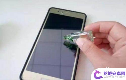 手机屏幕怎么清理黑色 手机屏幕脏了怎么办
