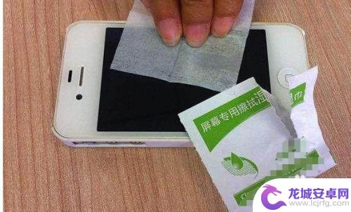 手机屏幕怎么清理黑色 手机屏幕脏了怎么办