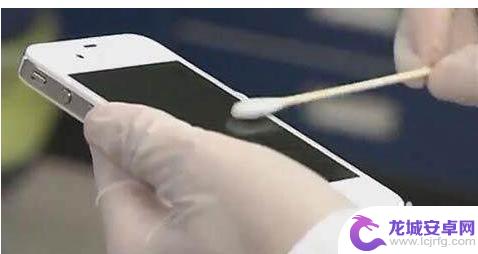 手机屏幕怎么清理黑色 手机屏幕脏了怎么办