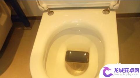 苹果手机掉进厕所怎么办 手机掉厕所里怎么处理