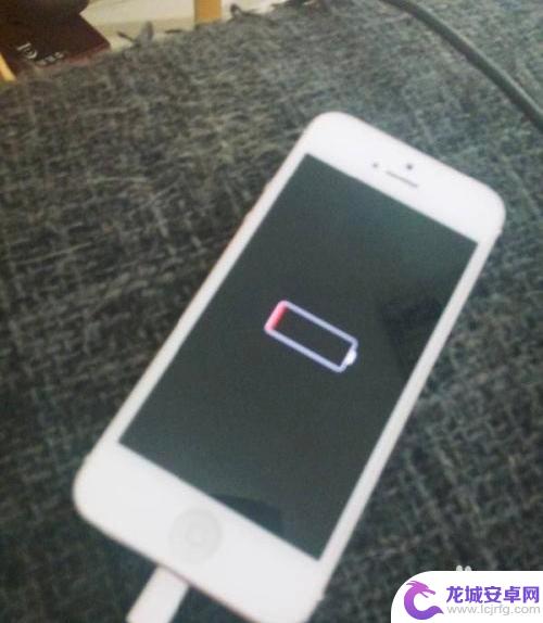 苹果手机关机充上电是什么样子 苹果手机关机充电显示黑屏