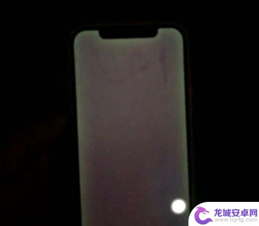 手机屏幕黑色的地方变绿 iPhone 12 显示黑屏发绿光怎么处理