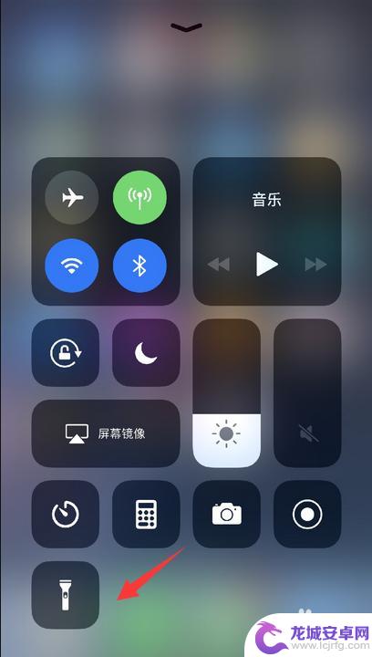 苹果手机电筒按键在哪里 iPhone手机手电筒在哪个位置