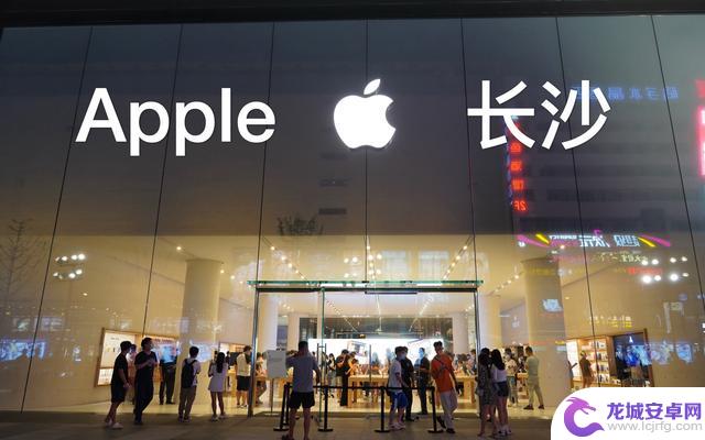 谁还在买iPhone15？苹果店蹲了2小时，算是搞明白了