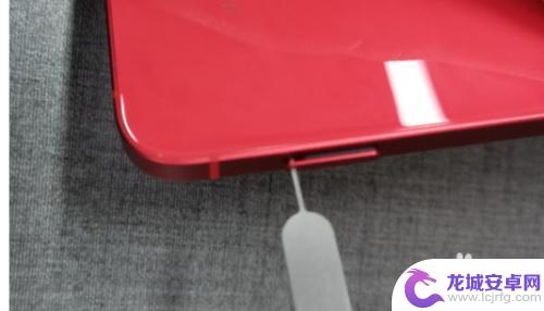 iphone手机卡槽怎么打开 苹果12如何打开SIM卡槽