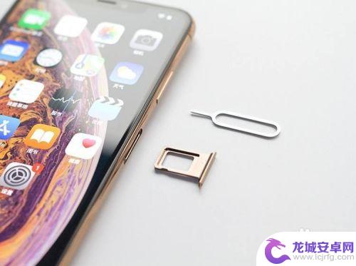 苹果手机怎么缩小信息 iPhone 缩放功能快捷键