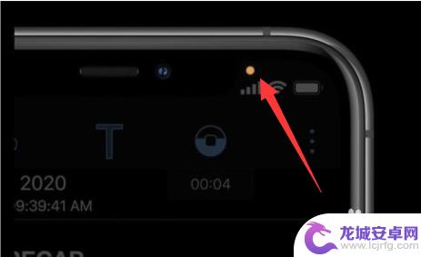 苹果手机左上角亮绿灯 iPhone12刘海上小红灯为何闪烁