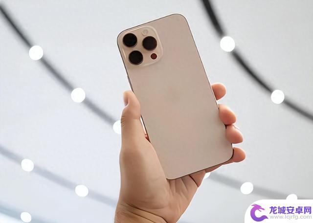 iPhone16遇挫，苹果或放弃挤牙膏策略，iPhone或将迎来花哨设计？