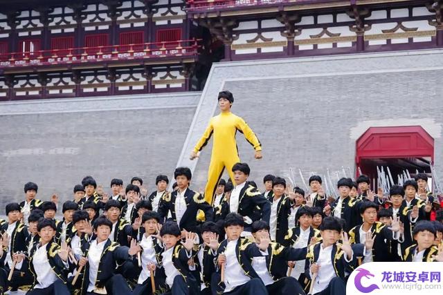 嵩山少林武术职业学院百名学子合力刷新双节棍吉尼斯世界纪录