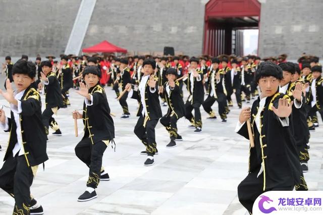 嵩山少林武术职业学院百名学子合力刷新双节棍吉尼斯世界纪录