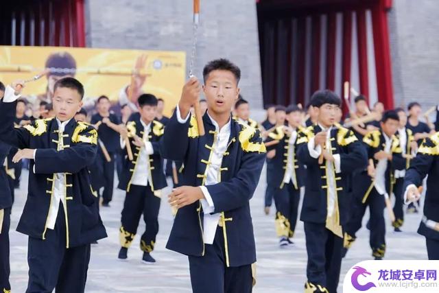 嵩山少林武术职业学院百名学子合力刷新双节棍吉尼斯世界纪录