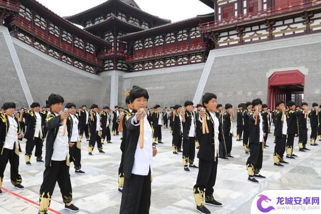 嵩山少林武术职业学院百名学子合力刷新双节棍吉尼斯世界纪录