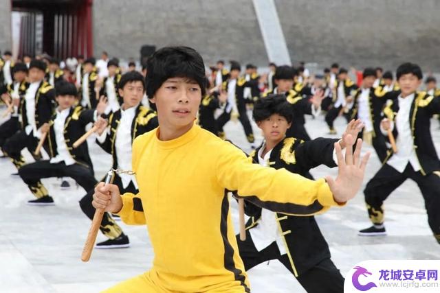 嵩山少林武术职业学院百名学子合力刷新双节棍吉尼斯世界纪录