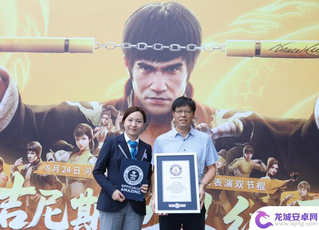 嵩山少林武术职业学院百名学子合力刷新双节棍吉尼斯世界纪录