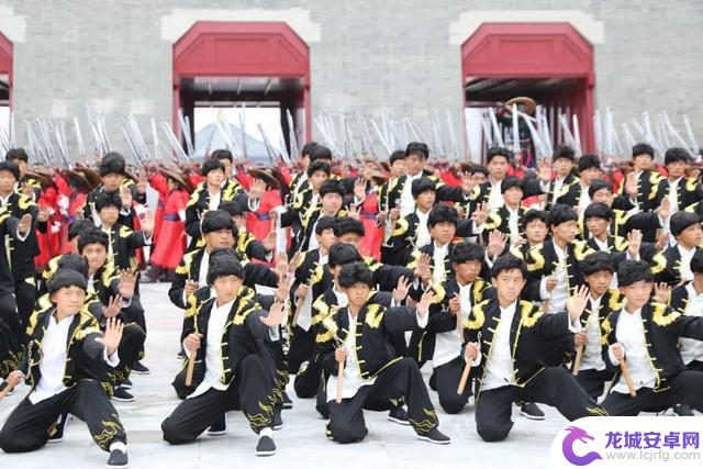 嵩山少林武术职业学院百名学子合力刷新双节棍吉尼斯世界纪录