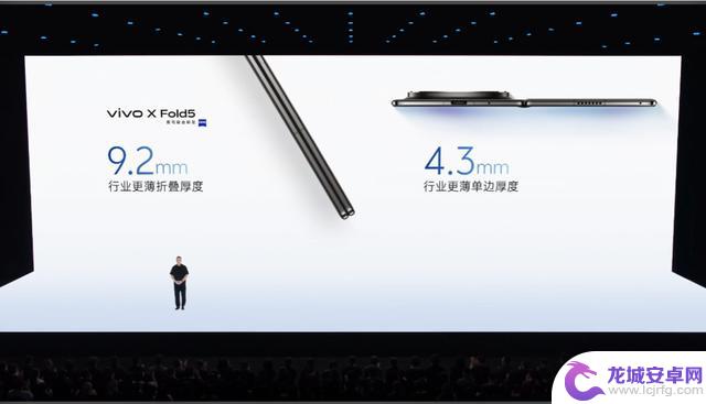 全球最轻的苹果版大折叠手机，拥有硬核三防功能，售价6999元起