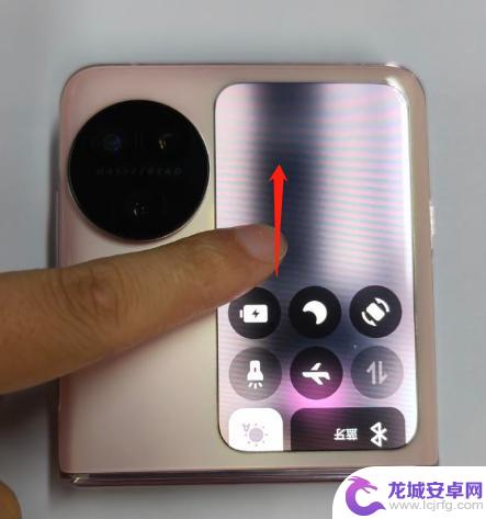 OPPO Find N3 Flip折叠屏手机真机图曝光，展示“任意窗”副屏