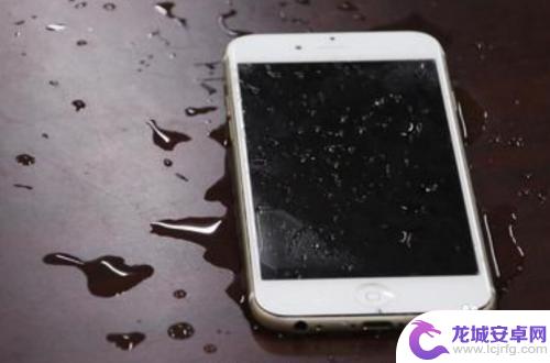 手机掉水里充不了电了怎么回事 手机进水干后无法开机充电